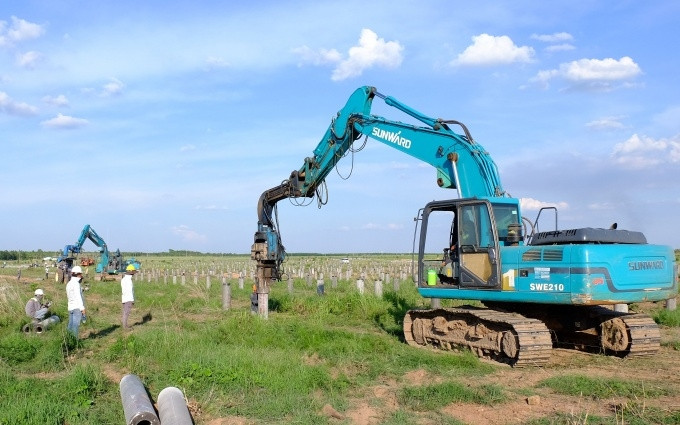 Các đơn vị đang đẩy nhanh tiến độ thi công ép cọc làm giá đỡ tấm pin ĐMT Lộc Ninh.