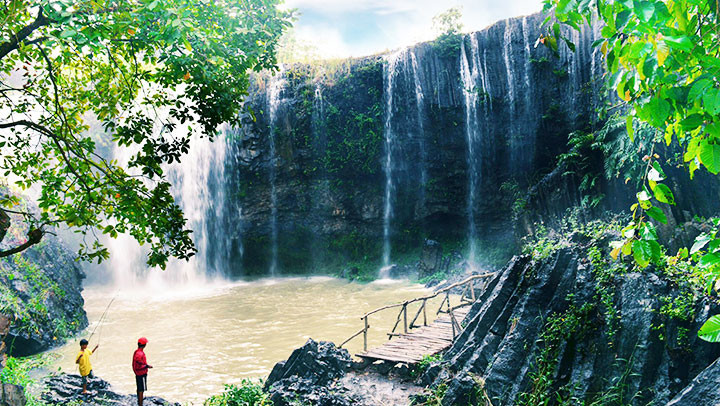 “Săn” cầu vồng bên thác