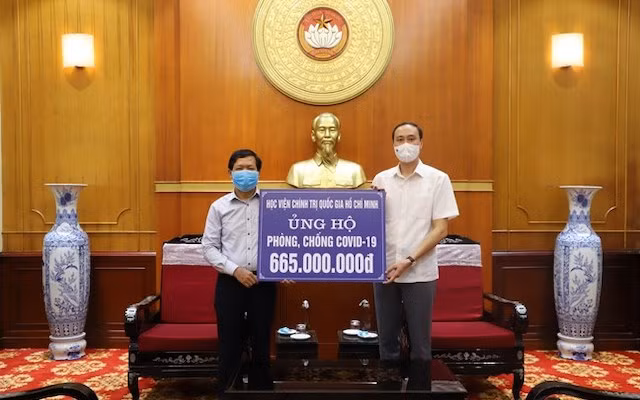 Học viện Chính trị quốc gia Hồ Chí Minh ủng hộ phòng, chống Covid-19. (Ảnh: HƯƠNG DIỆP)