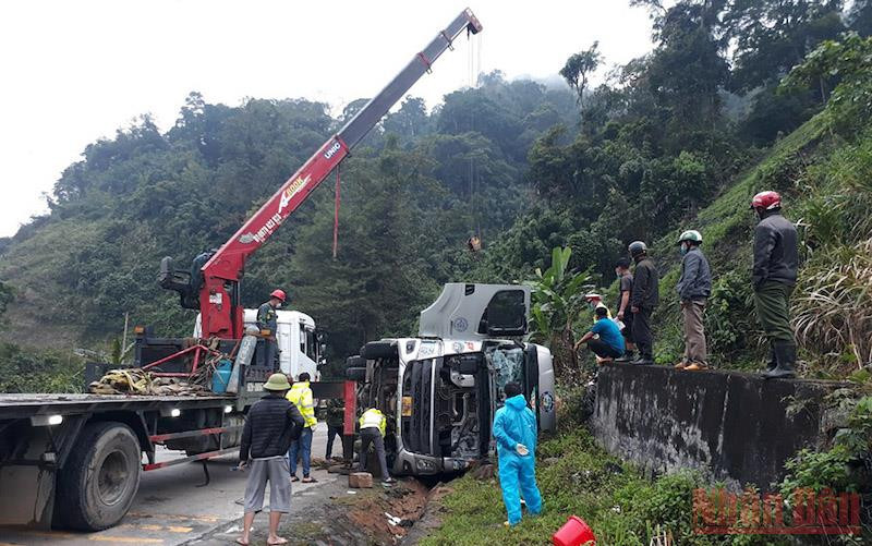 Lực lượng chức năng tiến hành triển khai công tác cứu hộ. 