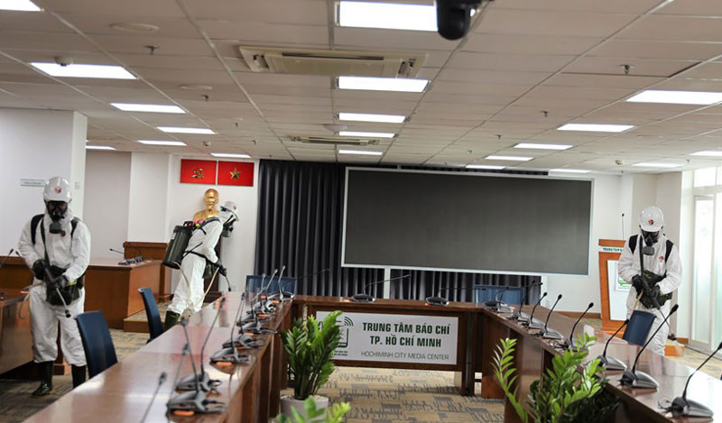 Cán bộ, chiến sĩ Lữ đoàn Phòng hóa 87 phun khử khuẩn tại Trung tâm báo chí thành phố. (Ảnh Trung tâm báo chí cung cấp)