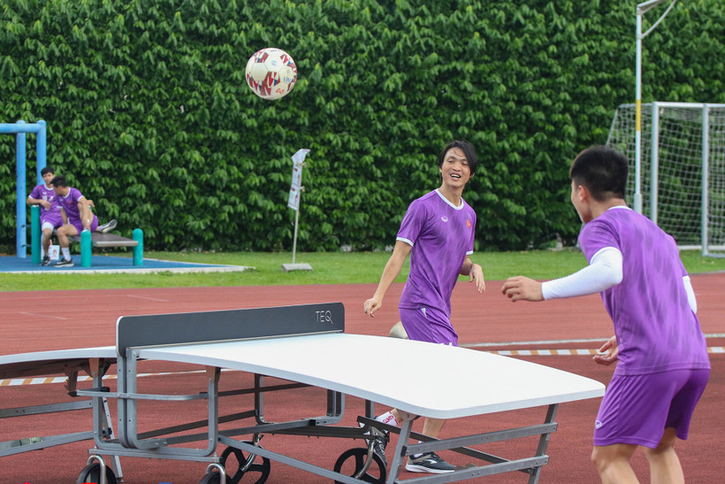 Tuấn Anh thử sức cùng bộ môn tedball. (Ảnh: VFF)