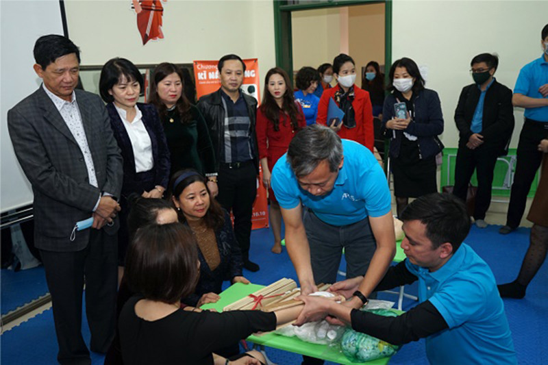 Các bác sĩ hướng dẫn các cô giáo mầm non xử lý tình huống khi trẻ gặp tai nạn thương tích tại cơ sở giáo dục. Ảnh: MINH ANH