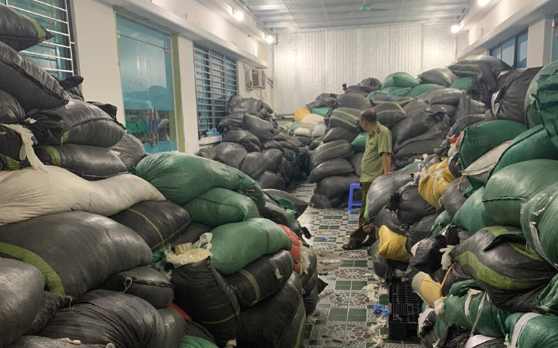 Tạm giữ gần 10 tấn găng tay cao-su cũ. Ảnh: Cục Quản lý thị trường Hà Nội cung cấp.