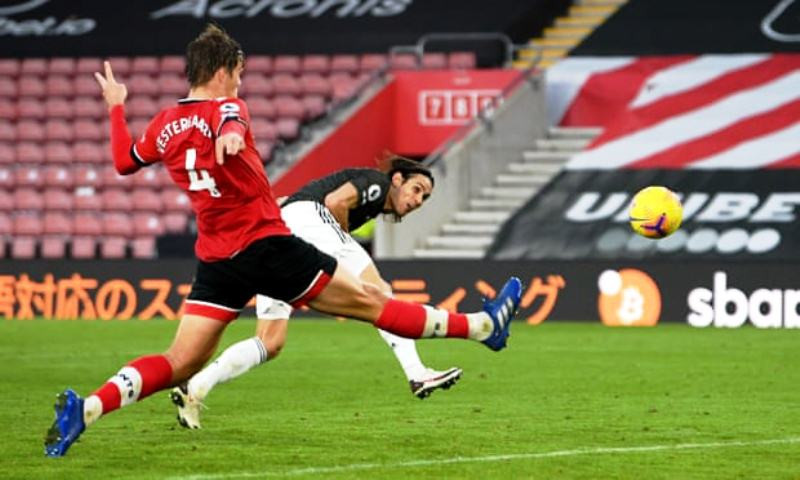 Cavani (áo sẫm) lập cú đúp trong chiến thắng 3-2 của Man United.