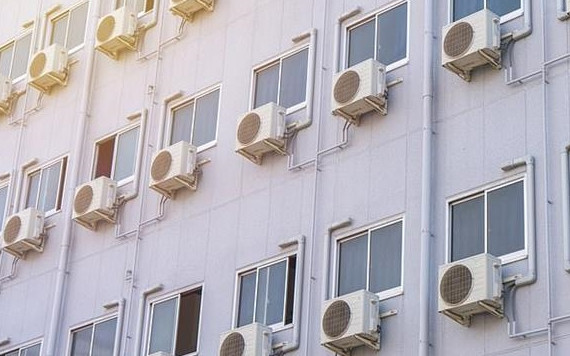 Máy điều hòa không khí ở Mỹ thải ra khoảng 100 tấn carbon dioxide vào không khí mỗi năm và các chuyên gia cảnh báo "về cơ bản, chúng ta đang tự đốt nóng mình". Ảnh: Getty Images.