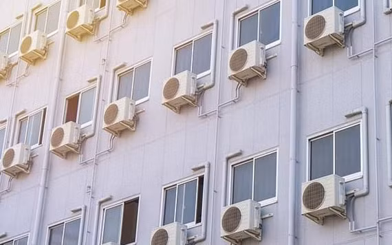 Máy điều hòa không khí ở Mỹ thải ra khoảng 100 tấn carbon dioxide vào không khí mỗi năm và các chuyên gia cảnh báo "về cơ bản, chúng ta đang tự đốt nóng mình". Ảnh: Getty Images.