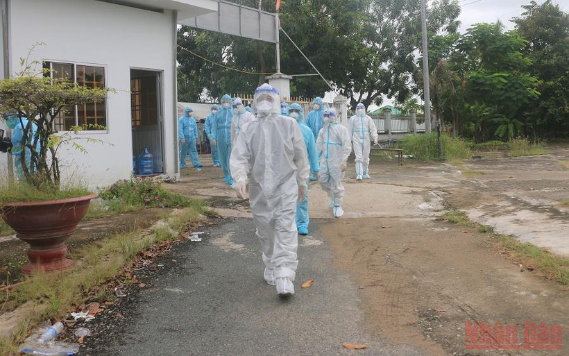 Bí thư Tỉnh ủy kiểm tra khu điều trị F0 tại huyện Phú Tân. (Ảnh: THANH DŨNG).