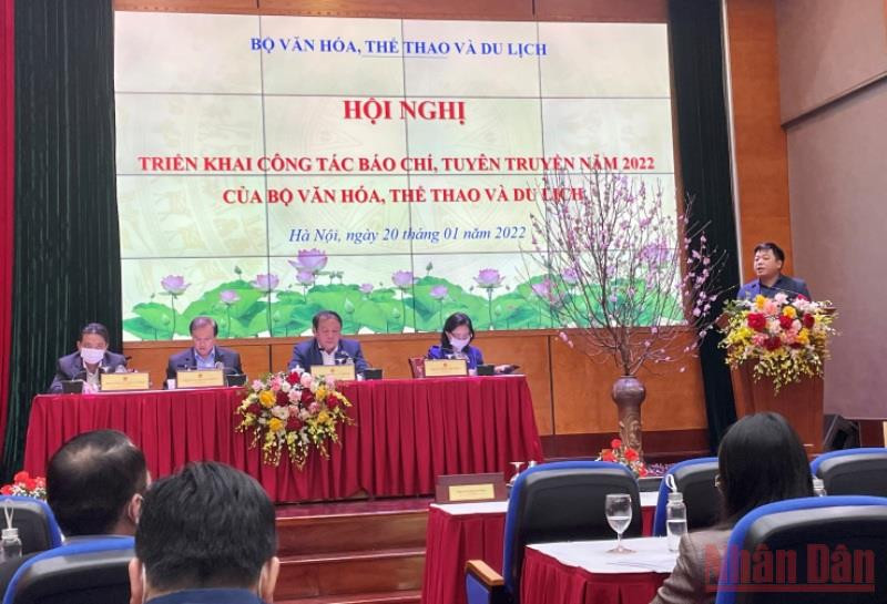 Đồng chí Quế Đình Nguyên, Phó Tổng biên tập báo Nhân Dân phát biểu ý kiến.