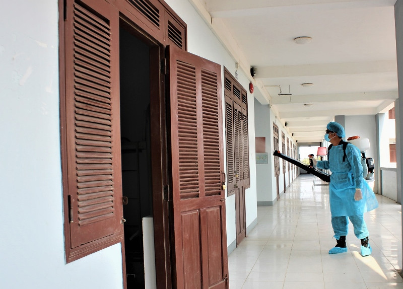 Phun thuốc xử lý môi trường khu cách ly tại Trường trung cấp Cảnh sát nhân dân V. 