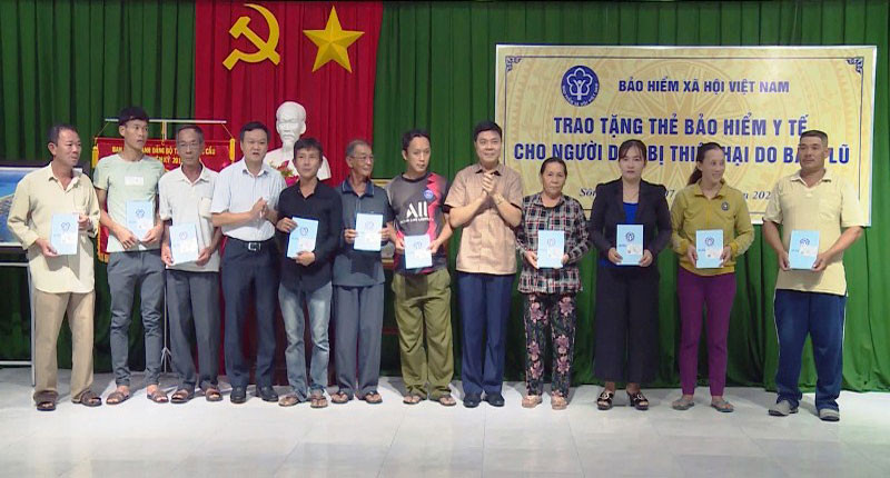 Tặng thẻ bảo hiểm y tế cho người dân thị xã Sông Cầu.