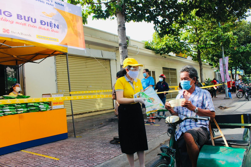 Một điểm phát gạo của Bưu điện tại Đồng Nai.