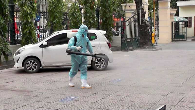 Cán bộ y tế phun khử trùng bằng dung dịch Cloramin B tại các trụ sở trên địa bàn thành phố.