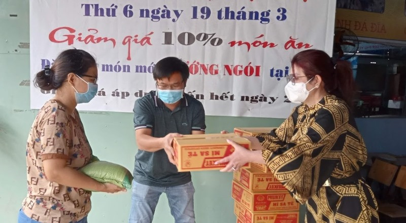 Đại diện Công ty cổ phần Bất động sản Thiên Phúc trao quà cho người dân nghèo ở quận 12.