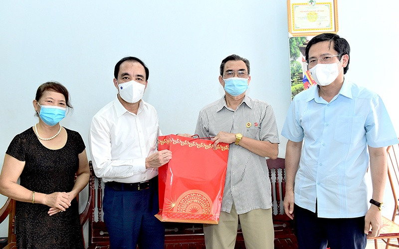 Đồng chí Chẩu Văn Lâm, Bí thư Tỉnh ủy, Trưởng Đoàn đại biểu Quốc hội tỉnh Tuyên Quang tặng quà thương binh Mai Thế Việt, tổ 1, phường Minh Xuân, thành phố Tuyên Quang, tỉnh Tuyên Quang.