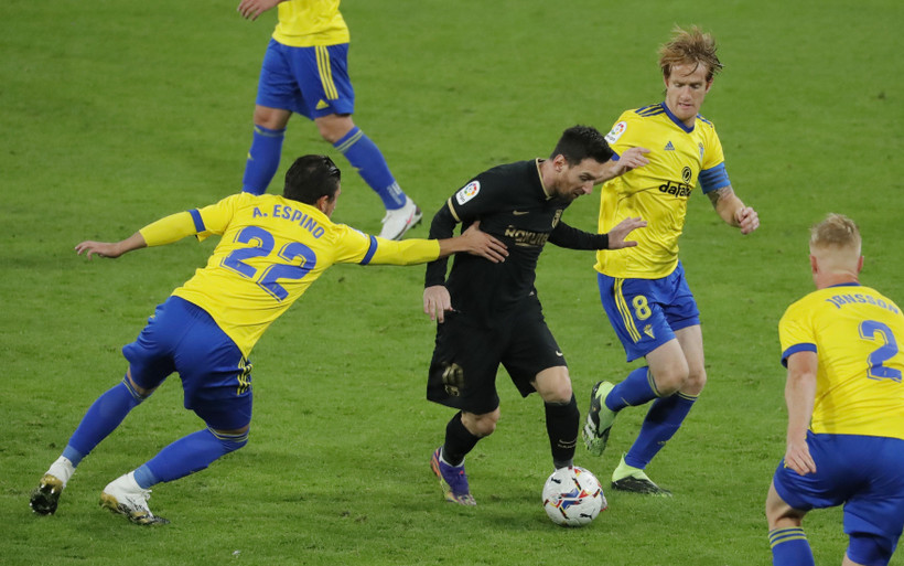 Phong độ kém cỏi của Barca tiếp tục bị phơi bày sau trận thua Cadiz. (Ảnh: Reuters).