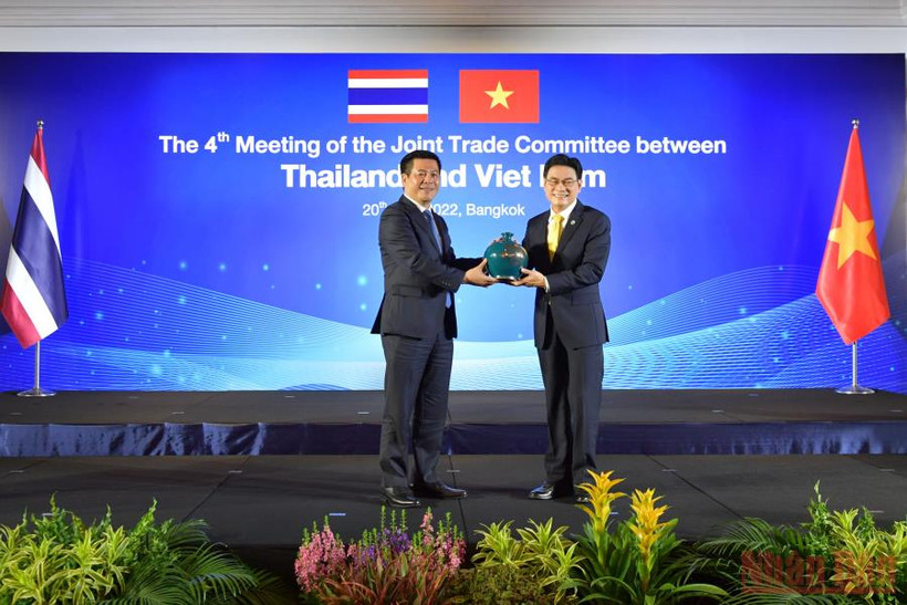 Bộ trưởng Nguyễn Hồng Diên tặng quà lưu niệm cho Phó Thủ tướng, Bộ trưởng Jurin Laksanawisit. 