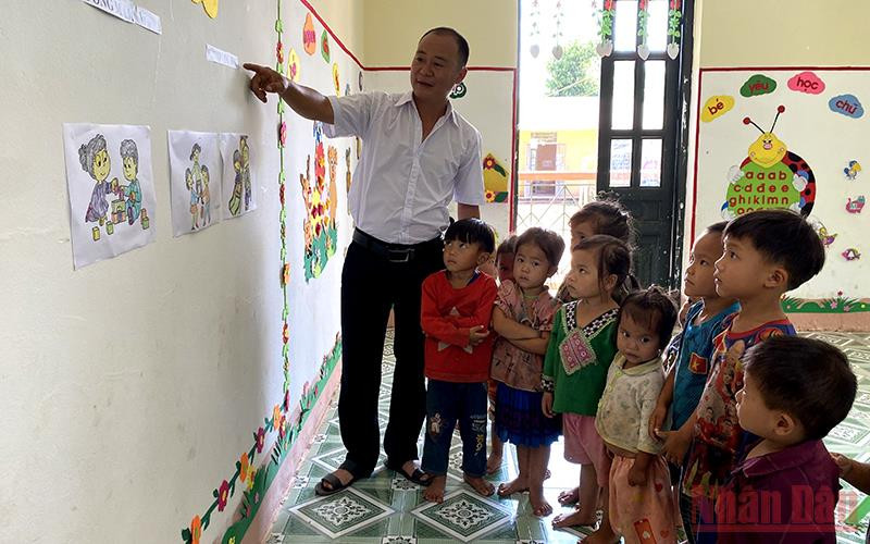 Giáo viên lớp mầm non ở điểm trường Huổi Đá, xã Nậm Kè, huyện Mường Nhé, Điện Biên (Ảnh minh họa: Lê Lan).