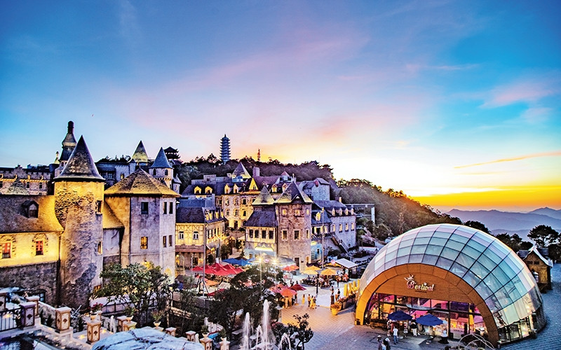 Không gian đậm sắc màu lễ hội về đêm trên đỉnh Bà Nà Hills (Ðà Nẵng).