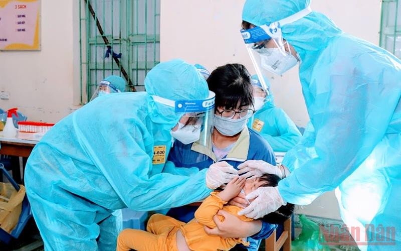 Lấy mẫu xét nghiệm Covid-19 cho trẻ em.