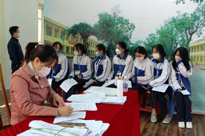 Giáo viên cập nhật thông tin nhóm học sinh thuộc diện tiêm vaccine phòng Covid-19.