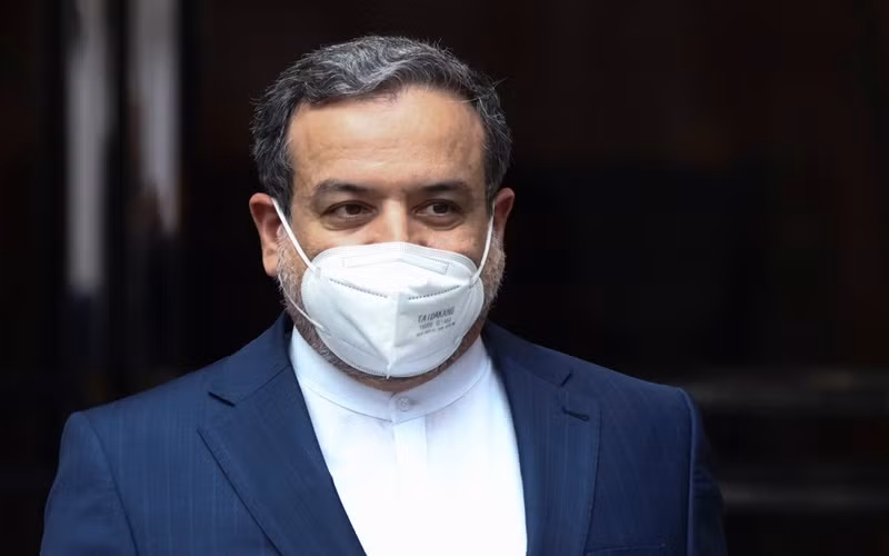 Thứ trưởng Ngoại giao Iran Abbas Araghchi sau cuộc họp của Ủy ban chung giám sát JCPOA, tại Vienna, ngày 12-6. (Ảnh: Reuters)