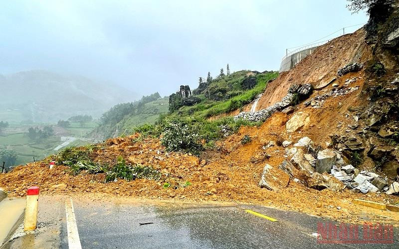 Nhiều tuyến đường ở thị xã Sa Pa bị sạt lở, ách tắc giao thông trong ngày 11/10 do mưa lớn kéo dài.