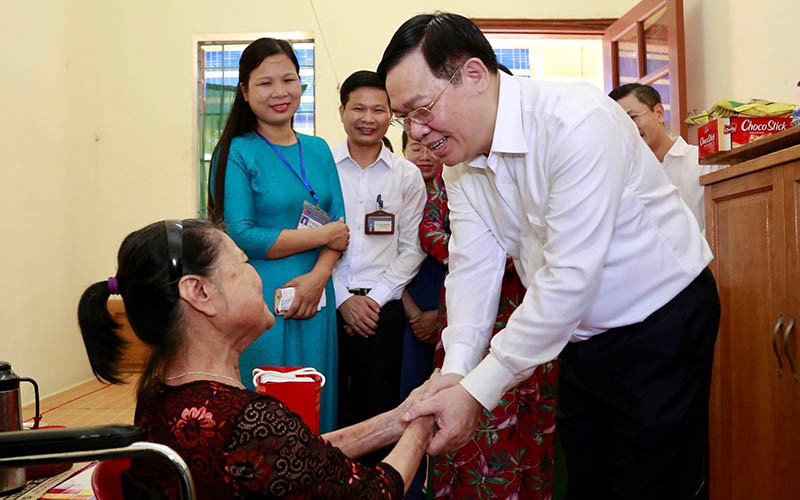 Đồng chí Vương Đình Huệ, Uỷ viên Bộ Chính trị, Bí thư Thành uỷ Hà Nội thăm hỏi người có công đang được chăm sóc tại Trung tâm Nuôi dưỡng và Điều dưỡng người có công số 2 Hà Nội. Ảnh Duy Linh.