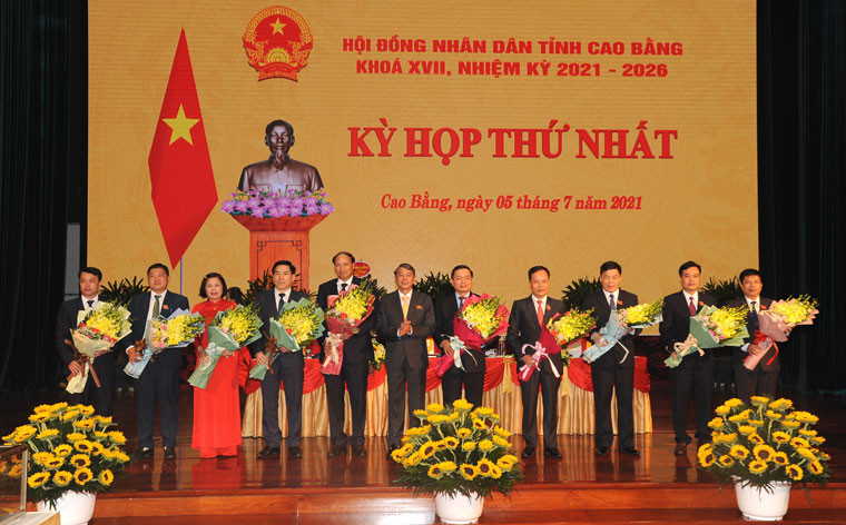 Lãnh đạo tỉnh Cao Bằng chúc mừng các đồng chí được bầu giữ chức vụ Thường trực, Trưởng Ban, Phó Trưởng Ban Hội đồng nhân dân tỉnh Cao Bằng nhiệm kỳ 2021-2026.