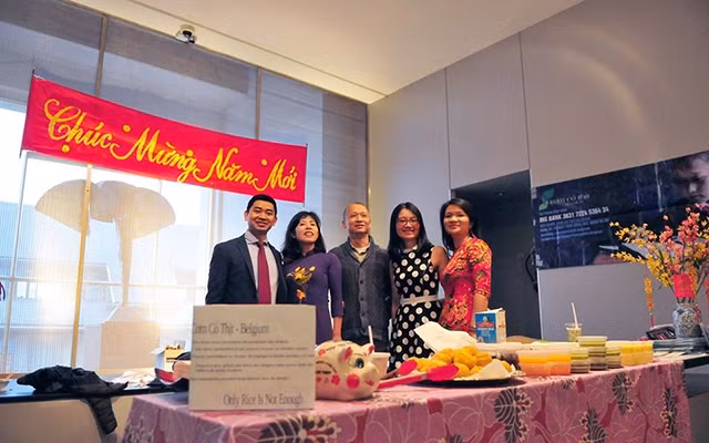 Nhóm bán hàng từ thiện tại Tết Việt ủng hộ Cơm có thịt.