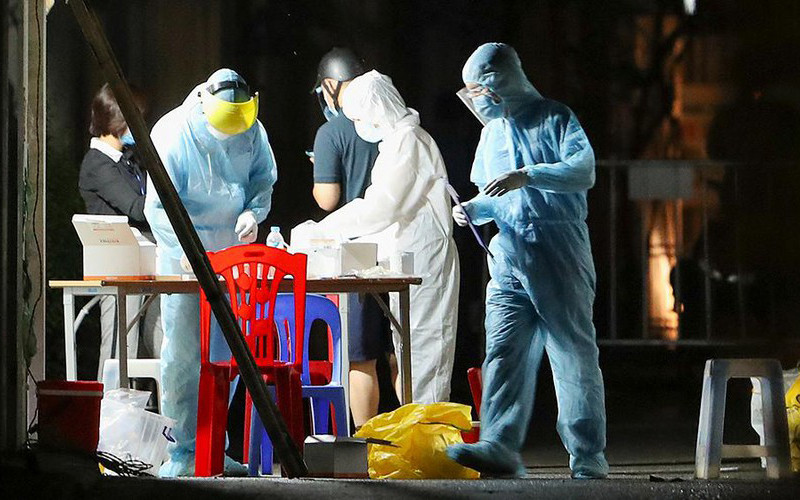 Lực lượng y tế xuyên đêm lấy mẫu cho các hộ dân khu vực 17 phố Kim Quan, phường Việt Hưng. (Ảnh: Hoàng Mạnh Thắng)