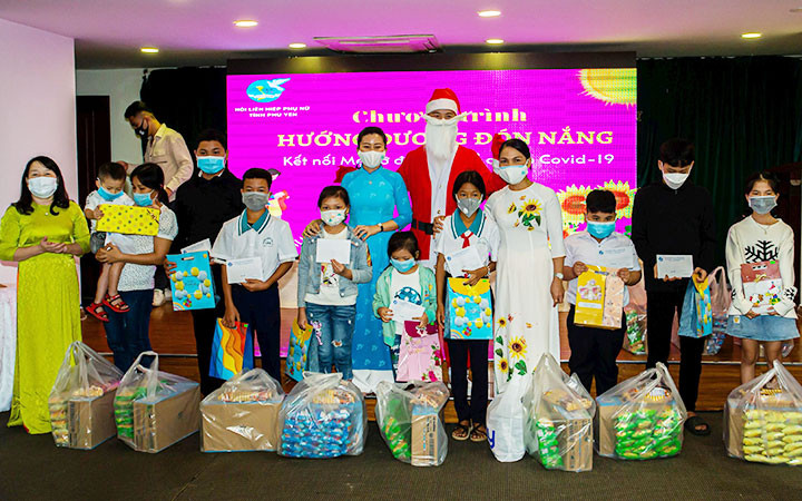 Sẻ chia những mất mát với trẻ em bị ảnh hưởng bởi dịch Covid-19 tại tỉnh Phú Yên. (Ảnh: THÚY HUYÊN)