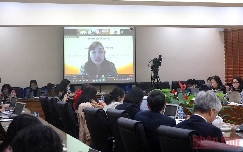 Cô giáo Dương Thị Hồng Minh, trường Tiểu học và Trung học cơ sở Văn Minh, huyện Na Rì, Bắc Kạn chia sẻ quá trình bồi dưỡng chuyên môn theo chương trình giáo dục phổ thông mới.