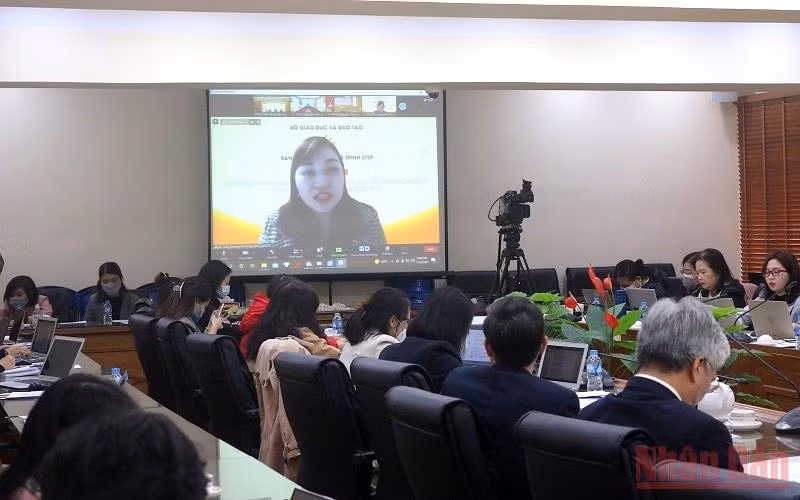 Cô giáo Dương Thị Hồng Minh, trường Tiểu học và Trung học cơ sở Văn Minh, huyện Na Rì, Bắc Kạn chia sẻ quá trình bồi dưỡng chuyên môn theo chương trình giáo dục phổ thông mới.