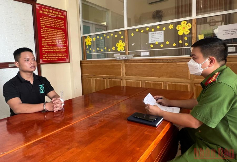 Công an lấy lời khai của đối tượng Trần Quang Quyền.