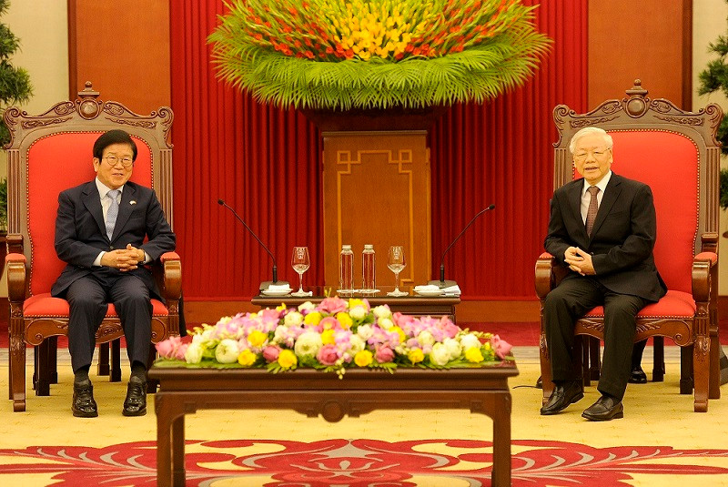 Tổng Bí thư, Chủ tịch nước Nguyễn Phú Trọng tiếp Chủ tịch Quốc hội Hàn Quốc Park Byeong-Seug. (Ảnh: ĐĂNG KHOA)