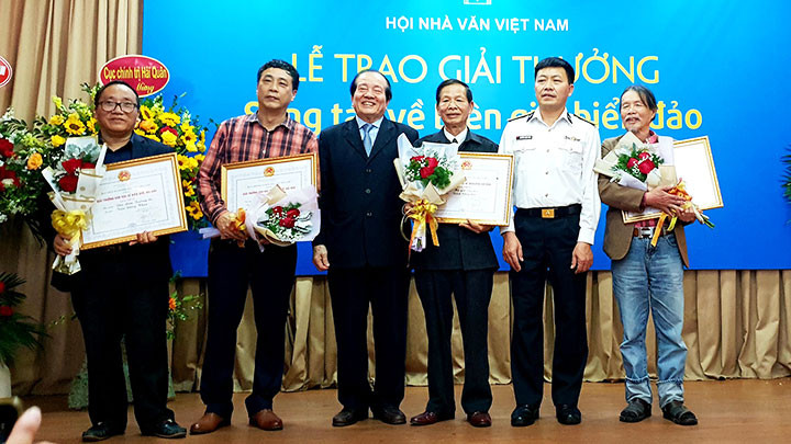 Trao giải nhất cho các tác giả giành giải thưởng.