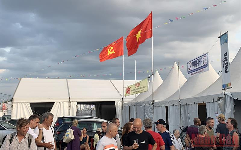 Cờ Đảng và Tổ quốc Việt Nam tung bay ở Khu Quốc tế của hội báo được tổ chức ở ngoại ô phía bắc Paris, trong khu vực sân bay Le Bourget. Đây là nơi diễn ra lễ đón Chủ tịch Hồ Chí Minh vào ngày 22/6/1946 trong chuyến thăm chính thức Cộng hòa Pháp. 