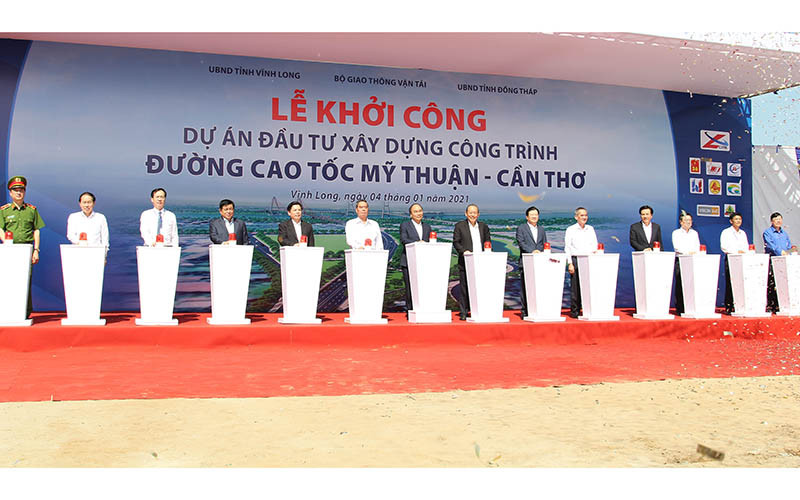 Thủ tướng Nguyễn Xuân Phúc cùng lãnh đạo Đảng, Nhà nước và các bộ, ngành Trung ương phát lệnh khởi công cao tốc Mỹ Thuận - Cần Thơ. 