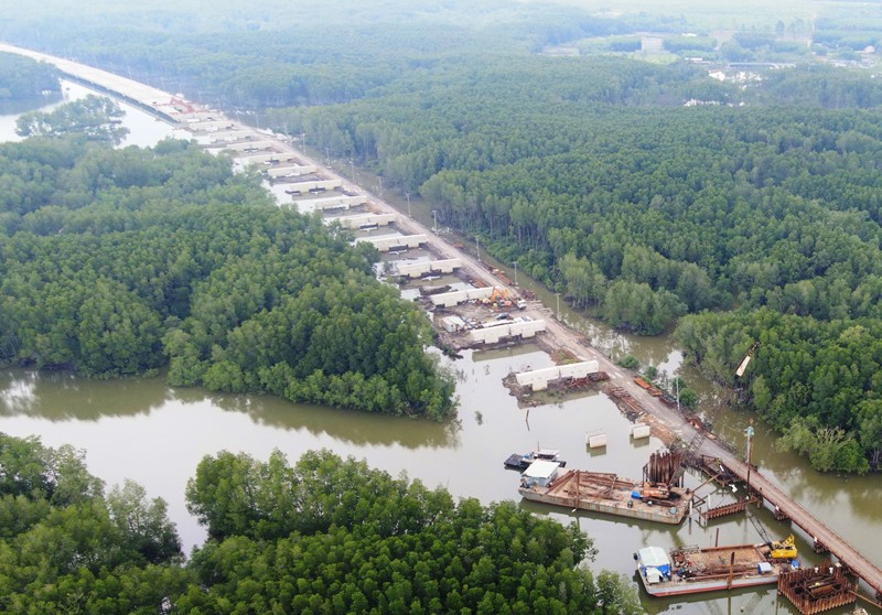 Thi công đường cao tốc Bến Lức - Long Thành, đoạn qua xã Phước Thái, huyện Long Thành, tỉnh Đồng Nai.