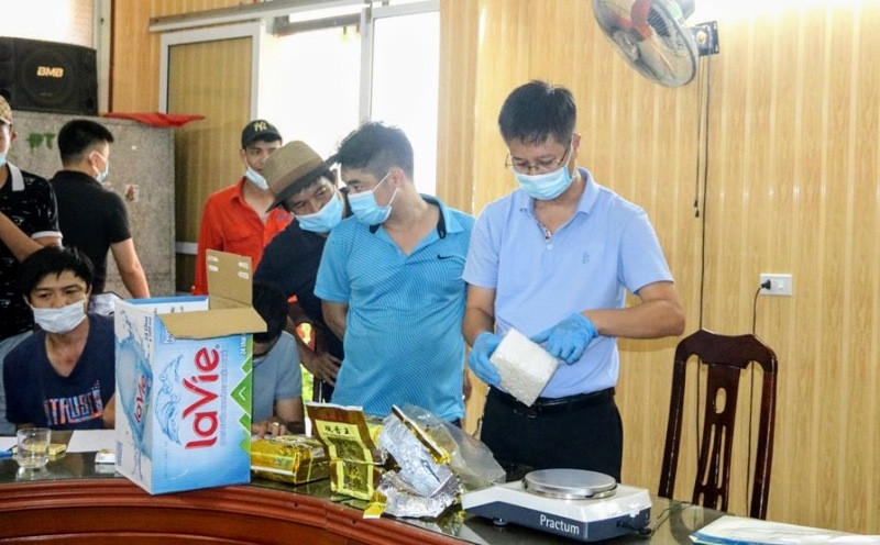 Các đối tượng cùng tang vật tại cơ quan công an.