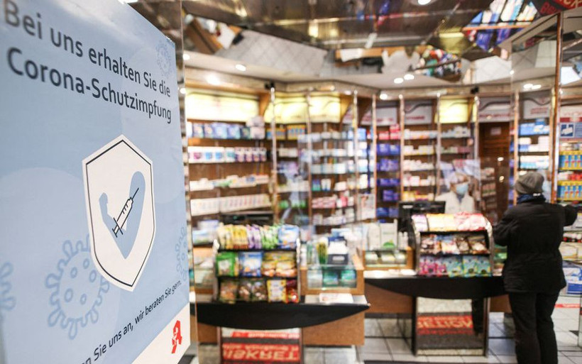 Tấm bảng ghi thông điệp về tiêm vaccine ngừa Covid-19 trong hiệu thuốc Europa Apotheke ở Dusseldorf, Đức, ngày 7/2/2022. (Ảnh: REUTERS)