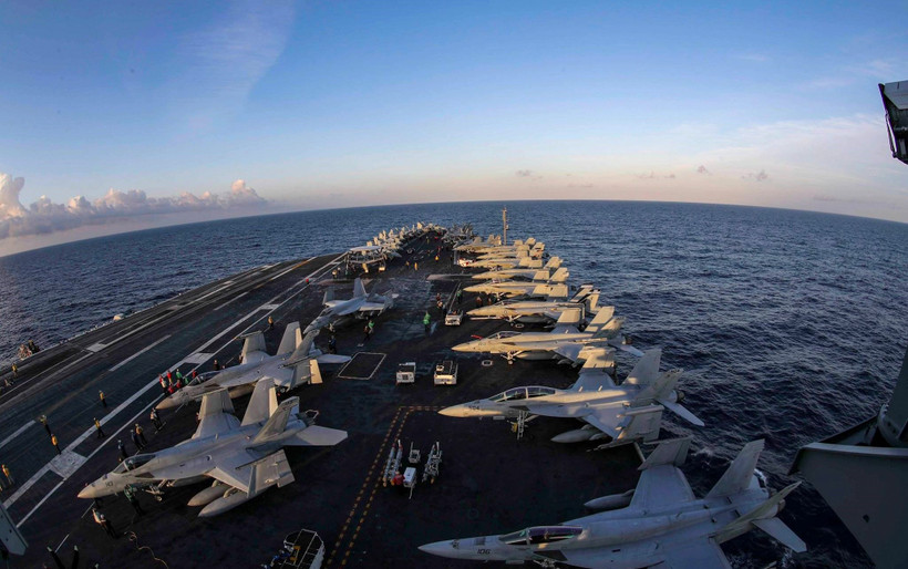 Máy bay đỗ trên hàng không mẫu hạm USS Abraham Lincoln (CVN 72). (Ảnh: Hải quân Mỹ)