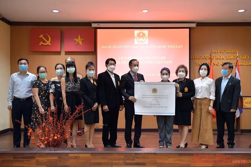 Đại sứ Phan Chí Thành tiếp nhận số tiền ủng hộ Quỹ Vaccine Việt Nam của bà con kiều bào.
