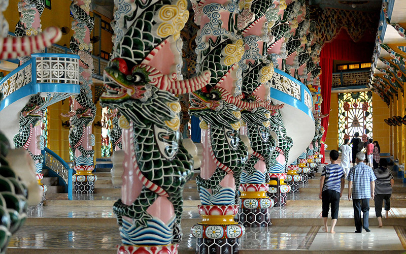 Khách du lịch tham quan Tòa thánh Tây Ninh - cơ sở thờ tự cấp trung ương của đạo Cao đài. Ảnh: ANH SƠN