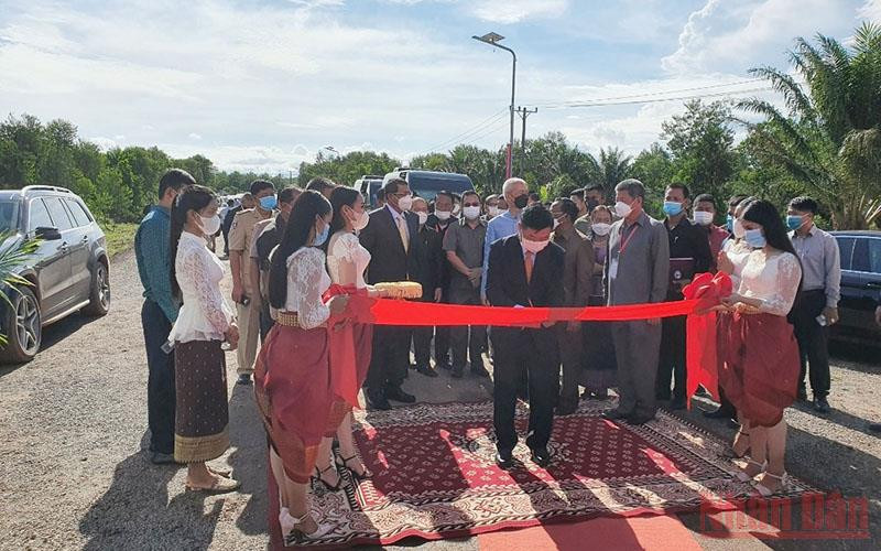 Đại sứ Việt Nam tại Campuchia Nguyễn Huy Tăng tham gia cắt băng khánh thành công trình (Ảnh: Nguyễn Hiệp)
