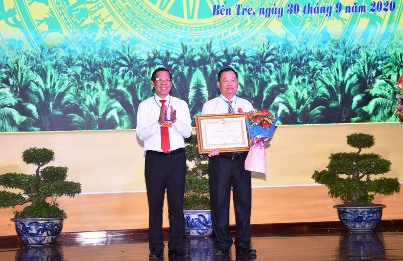Bí thư Đảng ủy xã Bình Thành, huyện Giồng Trôm (Bến Tre) Đào Văn Hội nhận Huân chương Lao động hạng ba.
