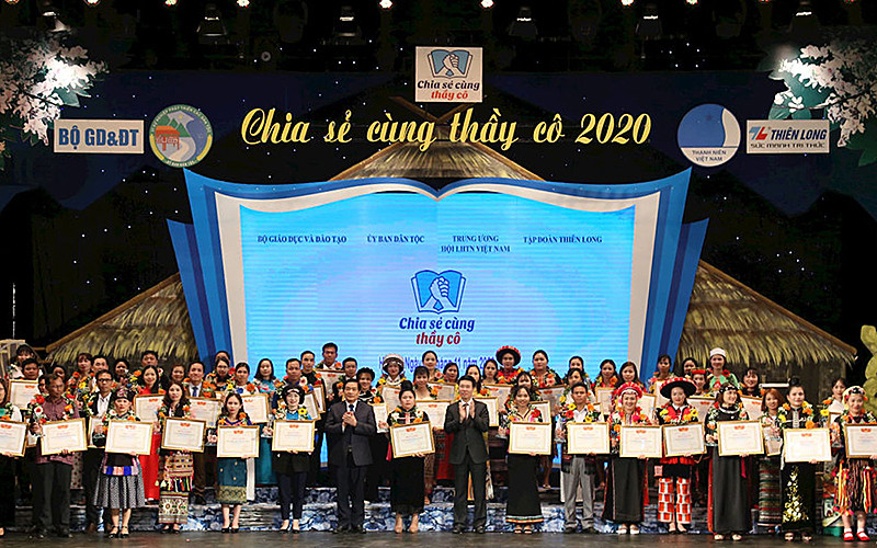 Các đồng chí lãnh đạo Đảng, Nhà nước, các bộ, ngành cùng các thầy, cô giáo được tuyên dương tại chương trình “Chia sẻ cùng thầy cô” năm 2020.