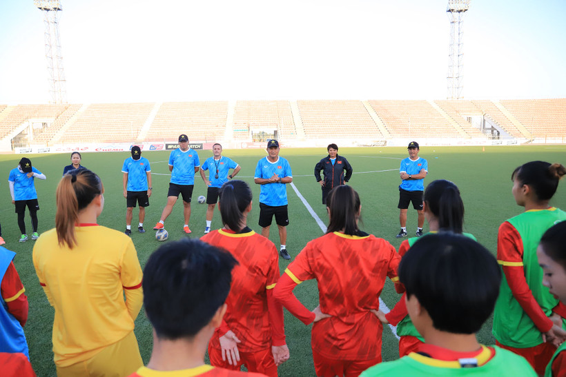 HLV Mai Đức Chung cùng ban huấn luyện dặn dò kỹ các tuyển thủ. (Ảnh: VFF)