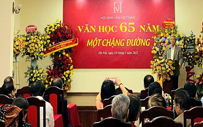 Nhà thơ Nguyễn Khoa Điềm phát biểu ý kiến.